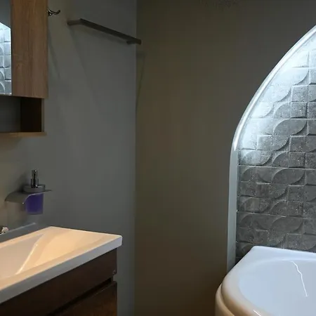 Downtown Hideaway Salonic